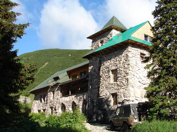 A turisták a menedékház melletti padokon kénytelenek aludni