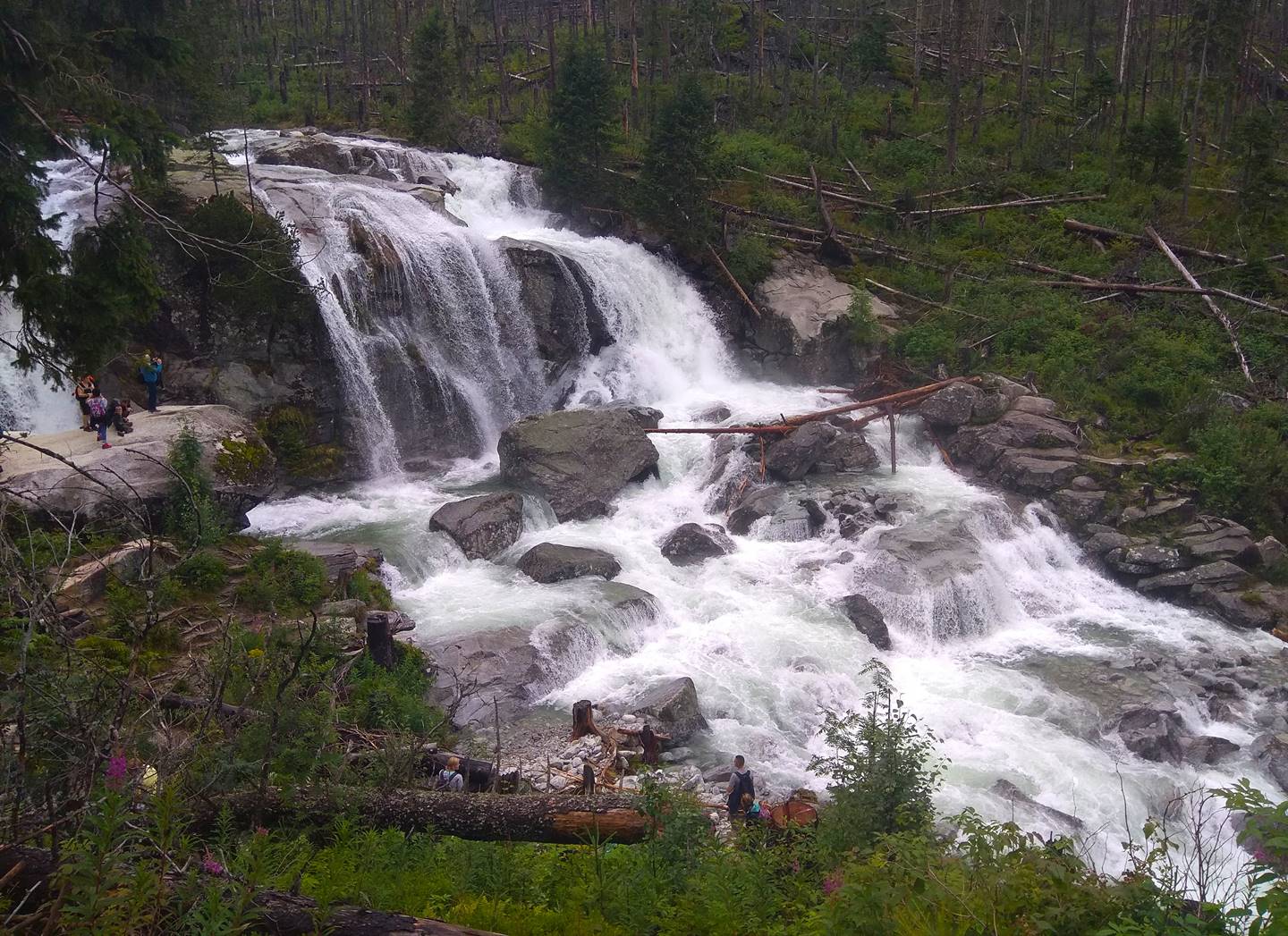 A turisták aquaparkot csinálnak a nemzeti parkból-1