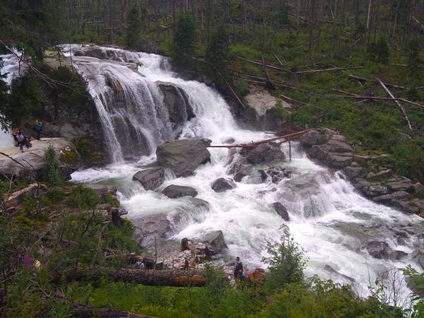 A turisták aquaparkot csinálnak a nemzeti parkból