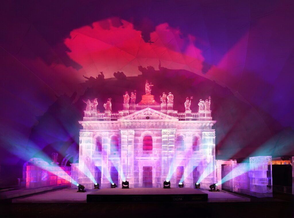 Két pápa előtt tiszteleg a Tátrai jégdóm a Tarajkán-1