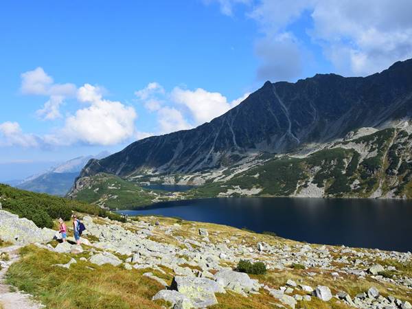 A turisták ki vannak borulva a zsúfolt Tátrától