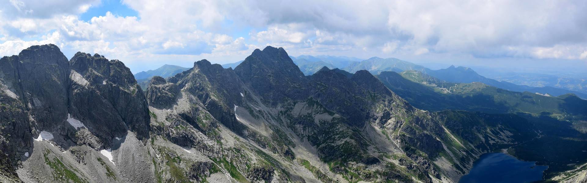 A turisták ki vannak borulva a zsúfolt Tátrától